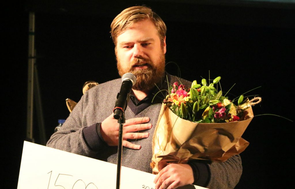 Allan Gravgaard Madsen modtager Særprisen på vegne af hele holdet bag Den Korte Radioavis. Fotograf: Per Ryolf Allan Gravgaard Madsen modtager Særprisen på vegne af hele holdet bag Den Korte Radioavis. Fotograf: Per Ryolf
