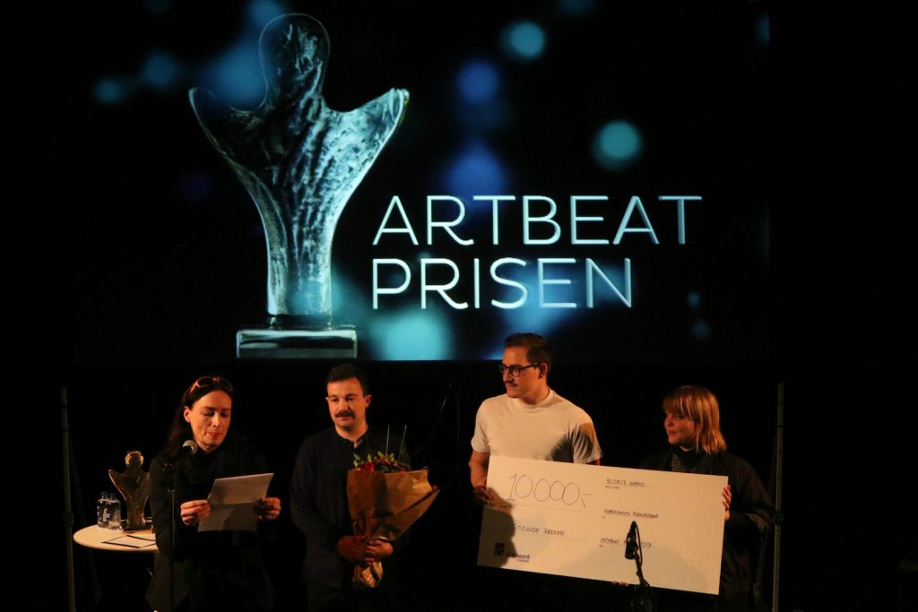 Brigitte Christensen overrækker Talentprisen til Københavns Radiobiograf